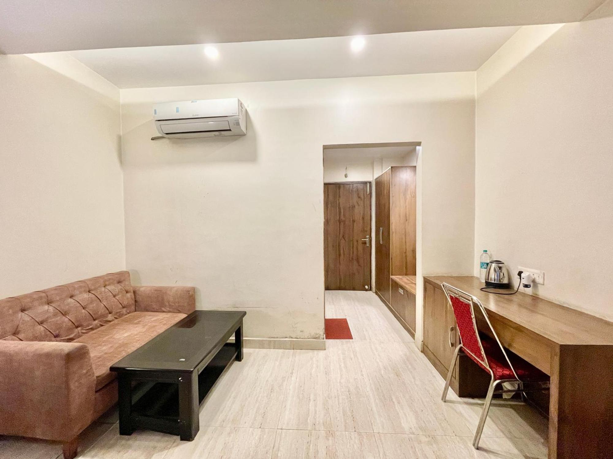 Hotel Rudraksh ! Varanasi !Fully-Air-Conditioned Hotel At Prime Location With Parking Availability, Near Kashi Vishwanath Temple, And Ganga Ghat 2 ภายนอก รูปภาพ