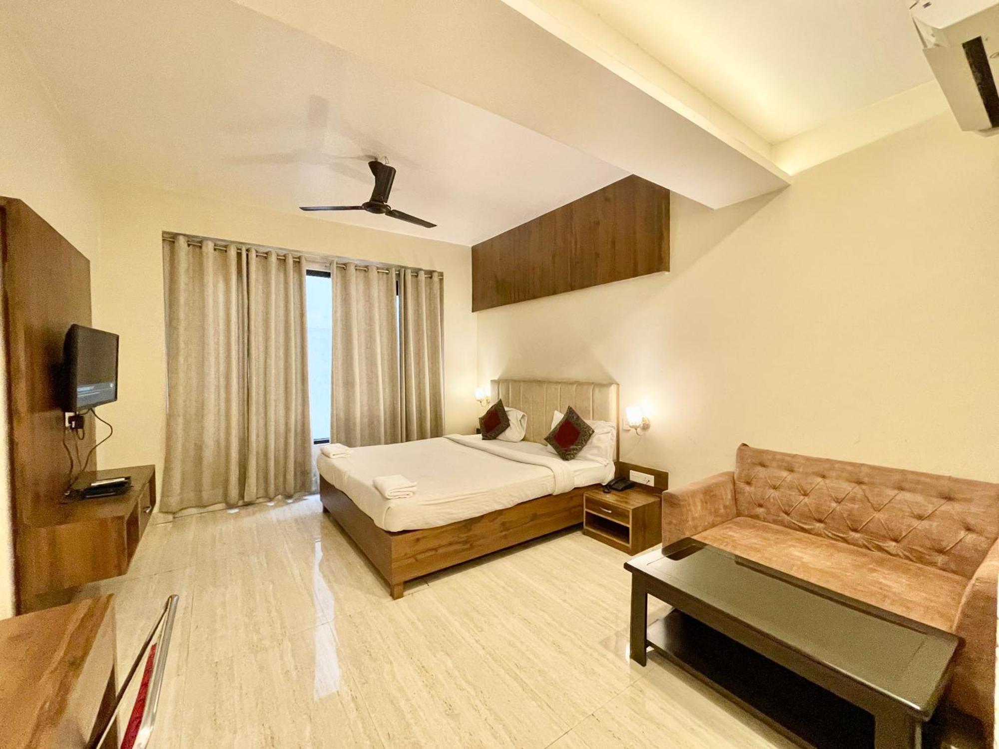 Hotel Rudraksh ! Varanasi !Fully-Air-Conditioned Hotel At Prime Location With Parking Availability, Near Kashi Vishwanath Temple, And Ganga Ghat 2 ภายนอก รูปภาพ