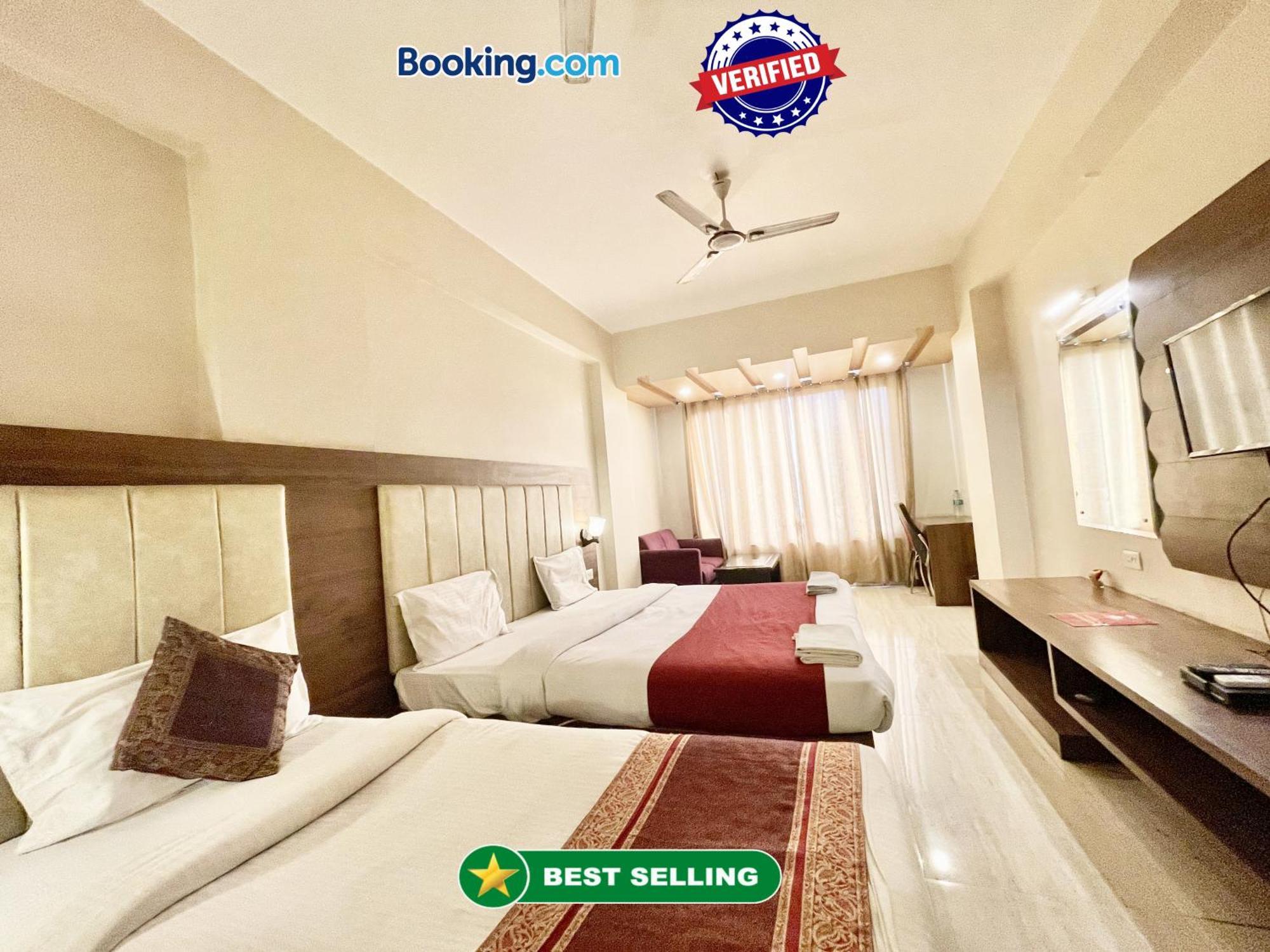 Hotel Rudraksh ! Varanasi !Fully-Air-Conditioned Hotel At Prime Location With Parking Availability, Near Kashi Vishwanath Temple, And Ganga Ghat 2 ภายนอก รูปภาพ
