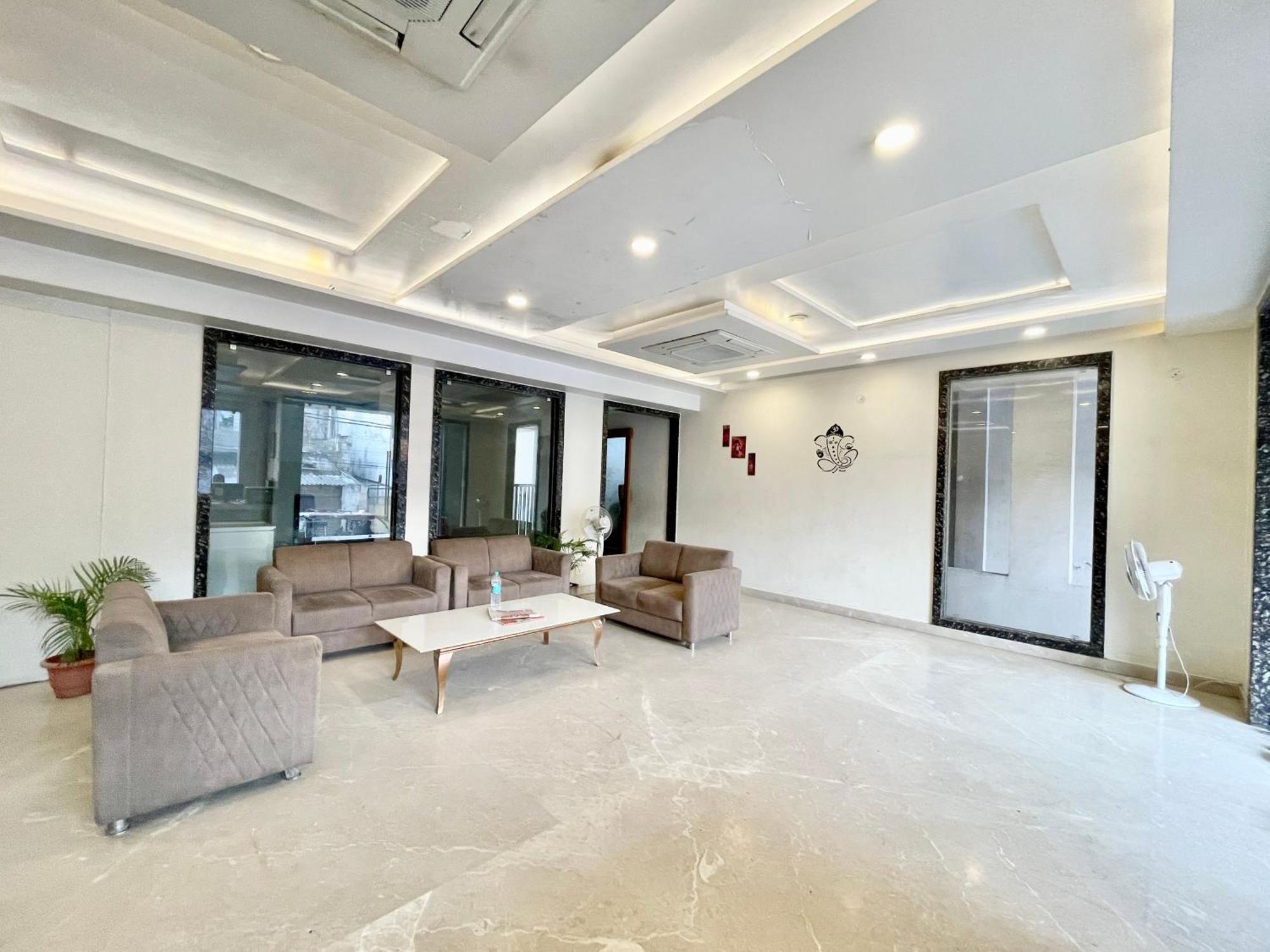 Hotel Rudraksh ! Varanasi !Fully-Air-Conditioned Hotel At Prime Location With Parking Availability, Near Kashi Vishwanath Temple, And Ganga Ghat 2 ภายนอก รูปภาพ