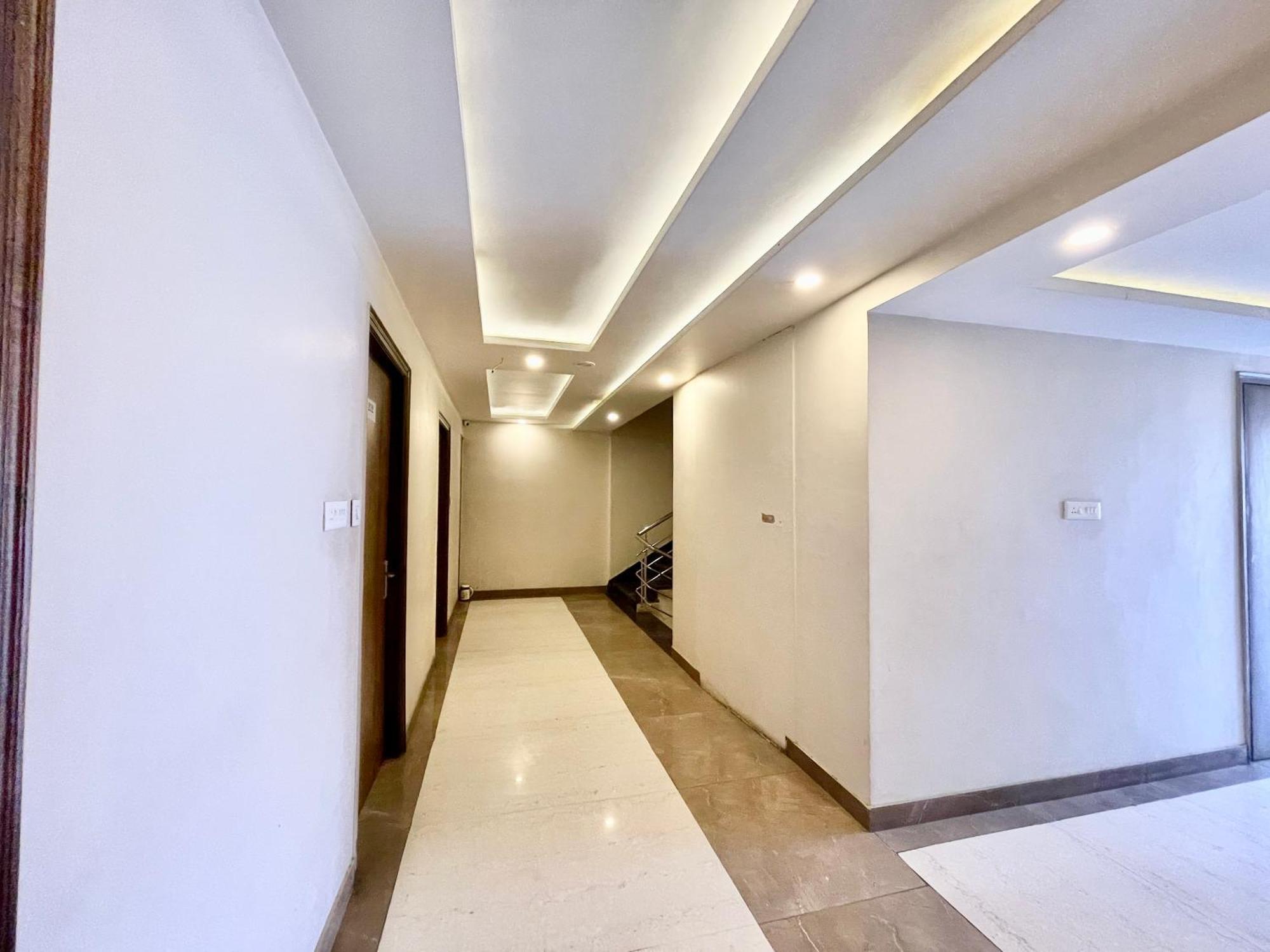 Hotel Rudraksh ! Varanasi !Fully-Air-Conditioned Hotel At Prime Location With Parking Availability, Near Kashi Vishwanath Temple, And Ganga Ghat 2 ภายนอก รูปภาพ