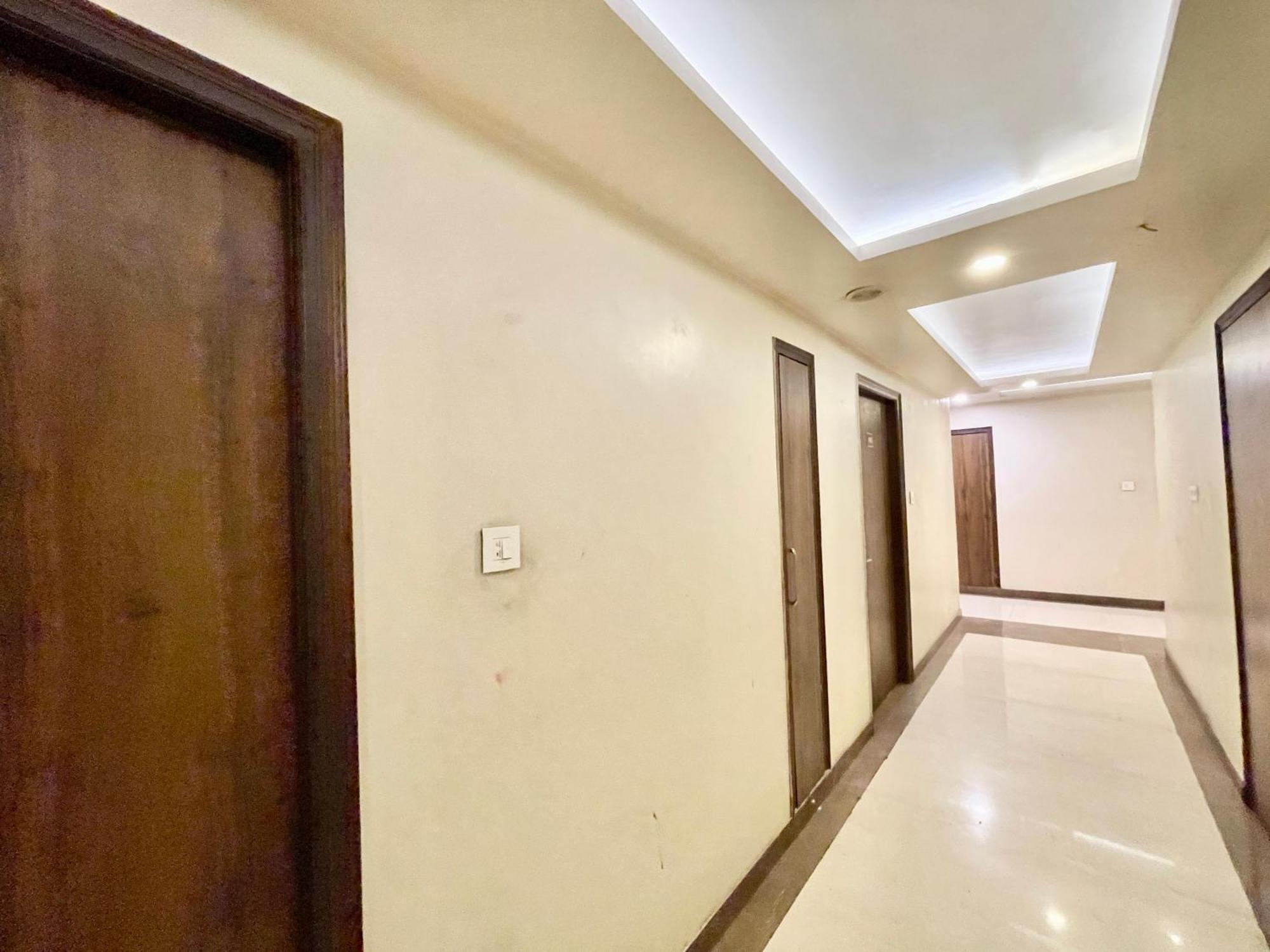 Hotel Rudraksh ! Varanasi !Fully-Air-Conditioned Hotel At Prime Location With Parking Availability, Near Kashi Vishwanath Temple, And Ganga Ghat 2 ภายนอก รูปภาพ
