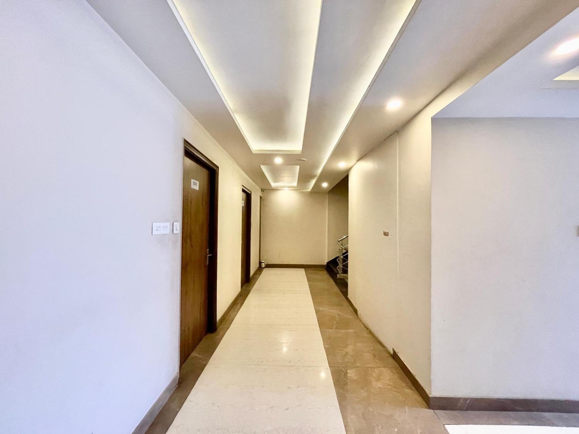 Hotel Rudraksh ! Varanasi !Fully-Air-Conditioned Hotel At Prime Location With Parking Availability, Near Kashi Vishwanath Temple, And Ganga Ghat 2 ภายนอก รูปภาพ