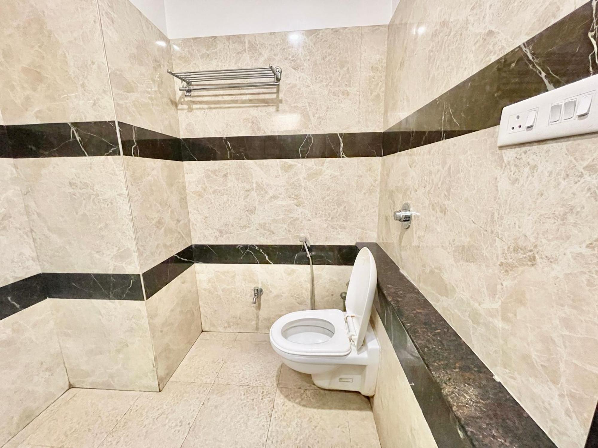 Hotel Rudraksh ! Varanasi !Fully-Air-Conditioned Hotel At Prime Location With Parking Availability, Near Kashi Vishwanath Temple, And Ganga Ghat 2 ภายนอก รูปภาพ