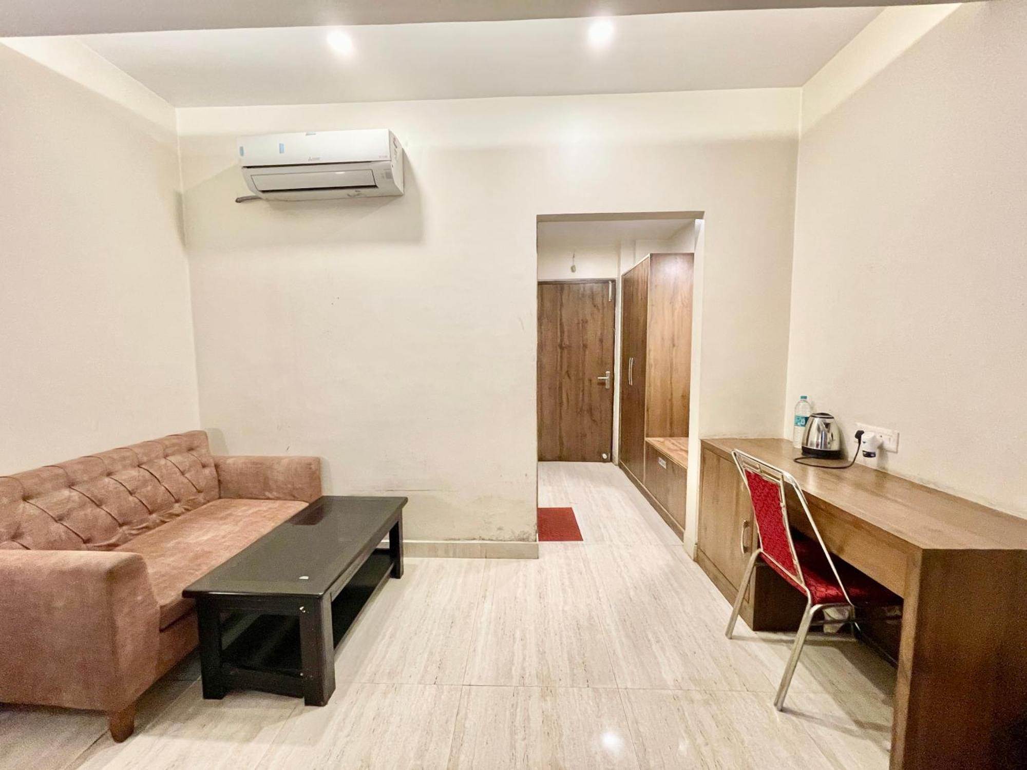 Hotel Rudraksh ! Varanasi !Fully-Air-Conditioned Hotel At Prime Location With Parking Availability, Near Kashi Vishwanath Temple, And Ganga Ghat 2 ภายนอก รูปภาพ
