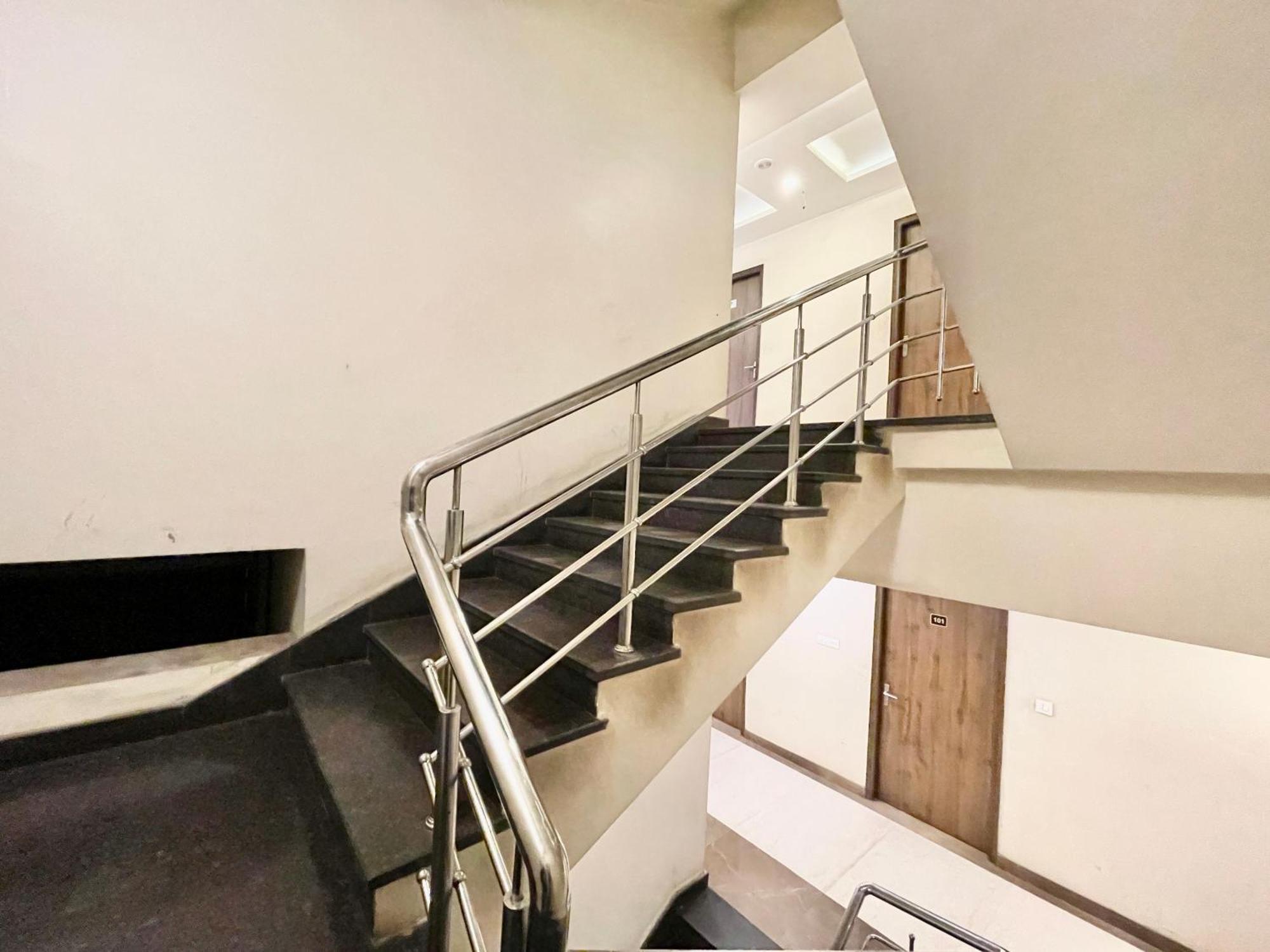 Hotel Rudraksh ! Varanasi !Fully-Air-Conditioned Hotel At Prime Location With Parking Availability, Near Kashi Vishwanath Temple, And Ganga Ghat 2 ภายนอก รูปภาพ
