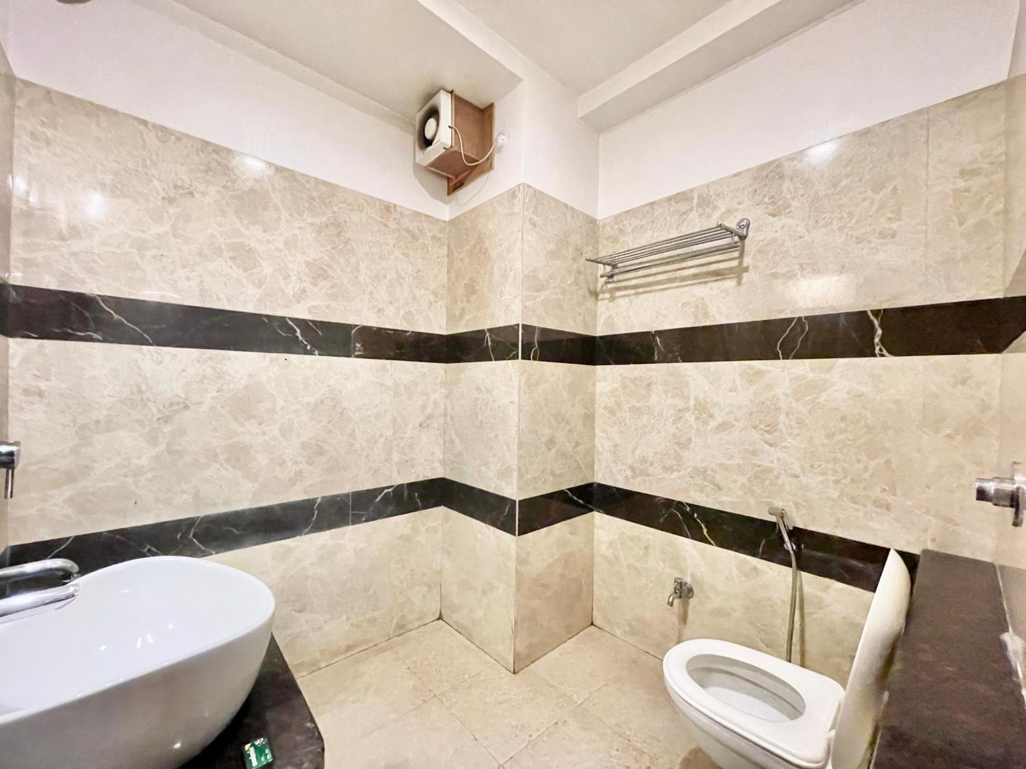 Hotel Rudraksh ! Varanasi !Fully-Air-Conditioned Hotel At Prime Location With Parking Availability, Near Kashi Vishwanath Temple, And Ganga Ghat 2 ภายนอก รูปภาพ