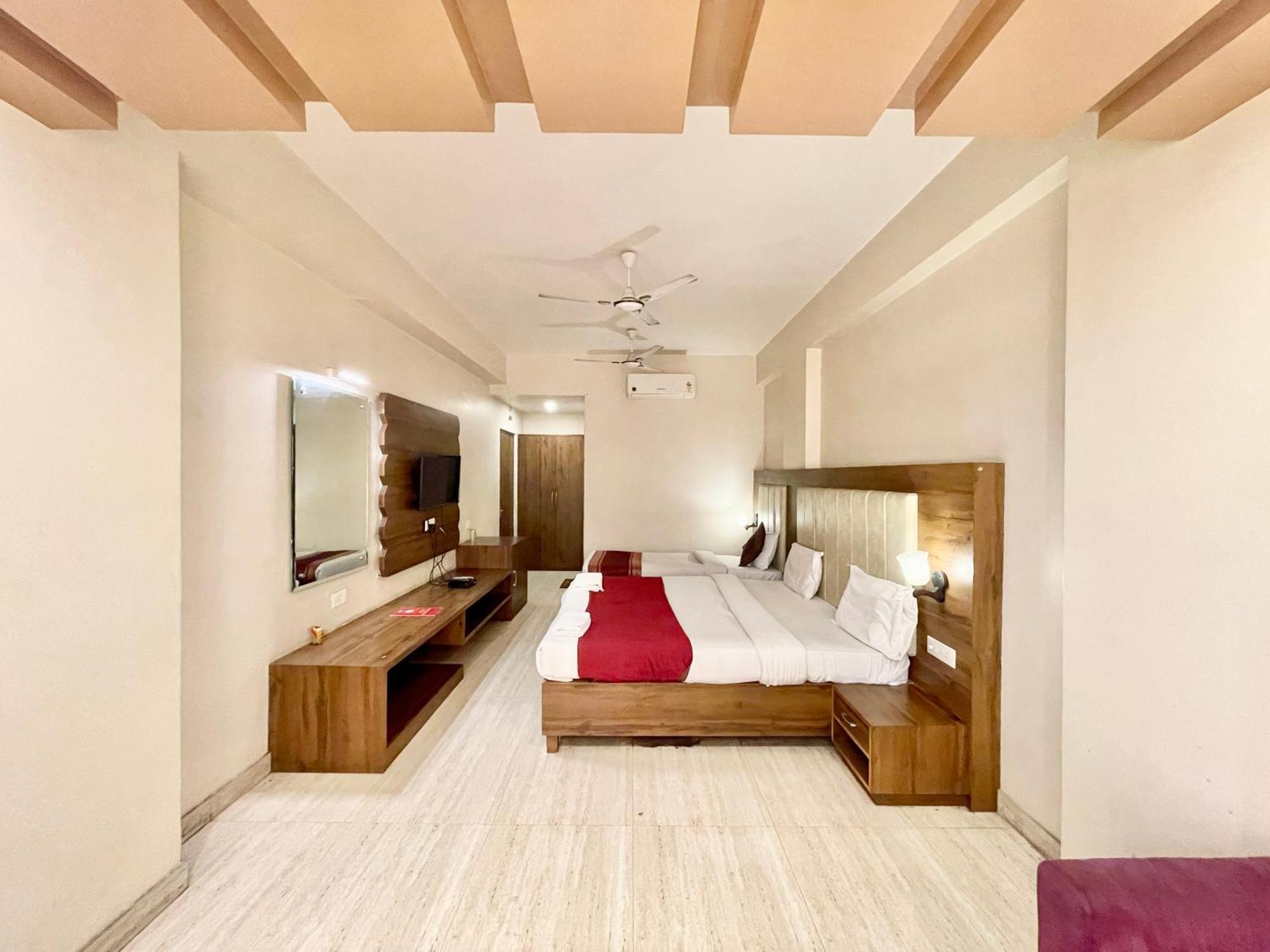Hotel Rudraksh ! Varanasi !Fully-Air-Conditioned Hotel At Prime Location With Parking Availability, Near Kashi Vishwanath Temple, And Ganga Ghat 2 ภายนอก รูปภาพ