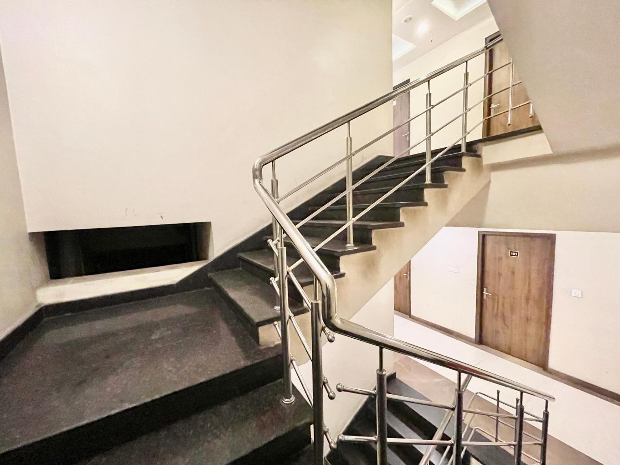 Hotel Rudraksh ! Varanasi !Fully-Air-Conditioned Hotel At Prime Location With Parking Availability, Near Kashi Vishwanath Temple, And Ganga Ghat 2 ภายนอก รูปภาพ