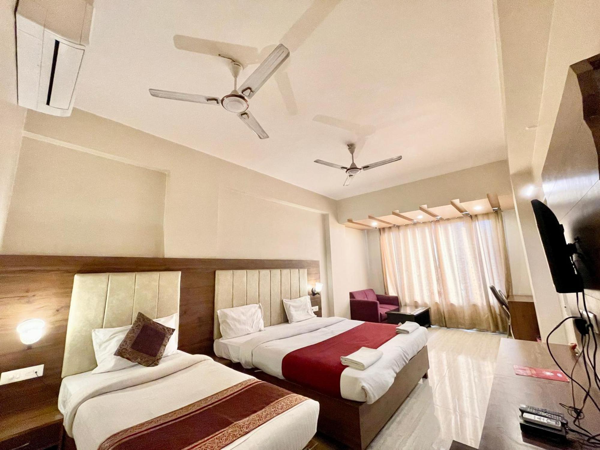Hotel Rudraksh ! Varanasi !Fully-Air-Conditioned Hotel At Prime Location With Parking Availability, Near Kashi Vishwanath Temple, And Ganga Ghat 2 ภายนอก รูปภาพ