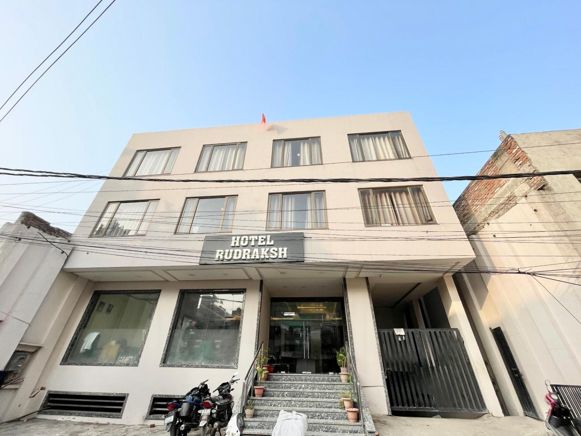 Hotel Rudraksh ! Varanasi !Fully-Air-Conditioned Hotel At Prime Location With Parking Availability, Near Kashi Vishwanath Temple, And Ganga Ghat 2 ภายนอก รูปภาพ
