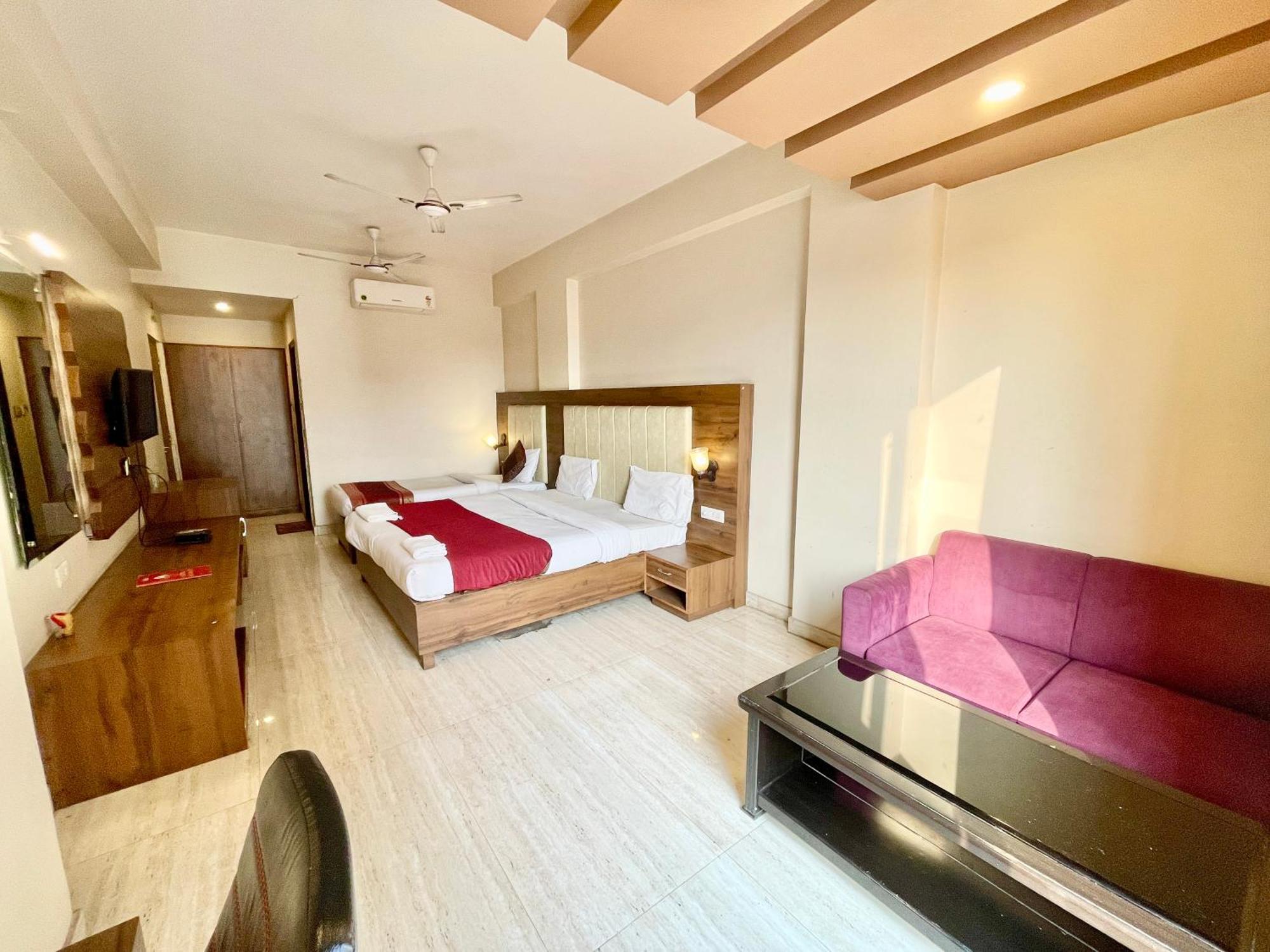 Hotel Rudraksh ! Varanasi !Fully-Air-Conditioned Hotel At Prime Location With Parking Availability, Near Kashi Vishwanath Temple, And Ganga Ghat 2 ภายนอก รูปภาพ