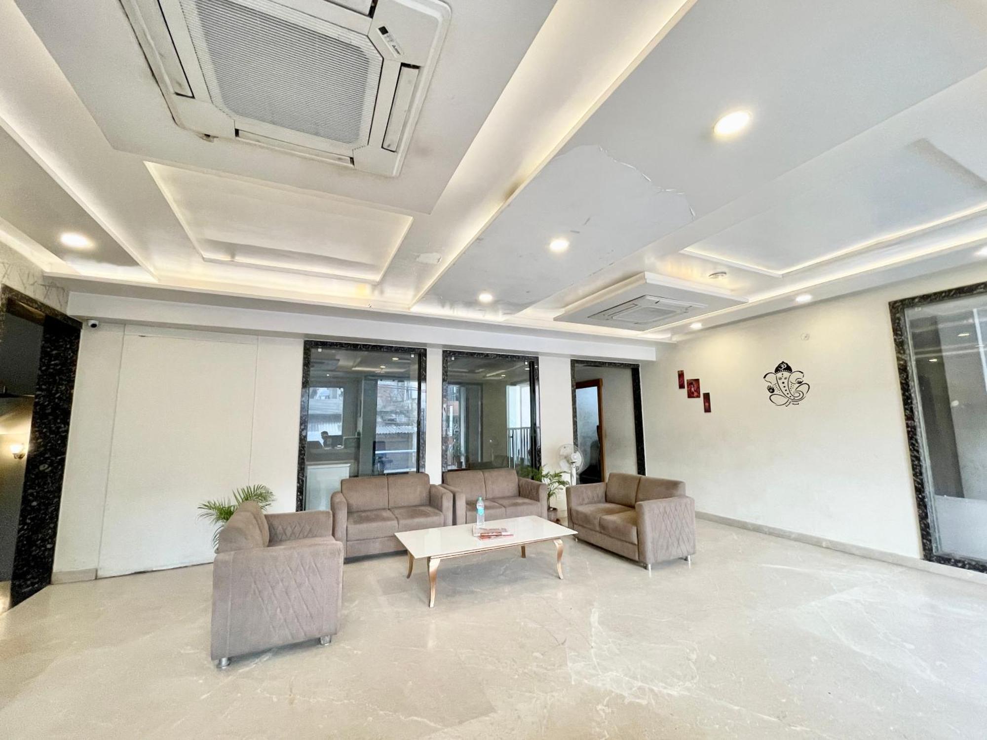 Hotel Rudraksh ! Varanasi !Fully-Air-Conditioned Hotel At Prime Location With Parking Availability, Near Kashi Vishwanath Temple, And Ganga Ghat 2 ภายนอก รูปภาพ