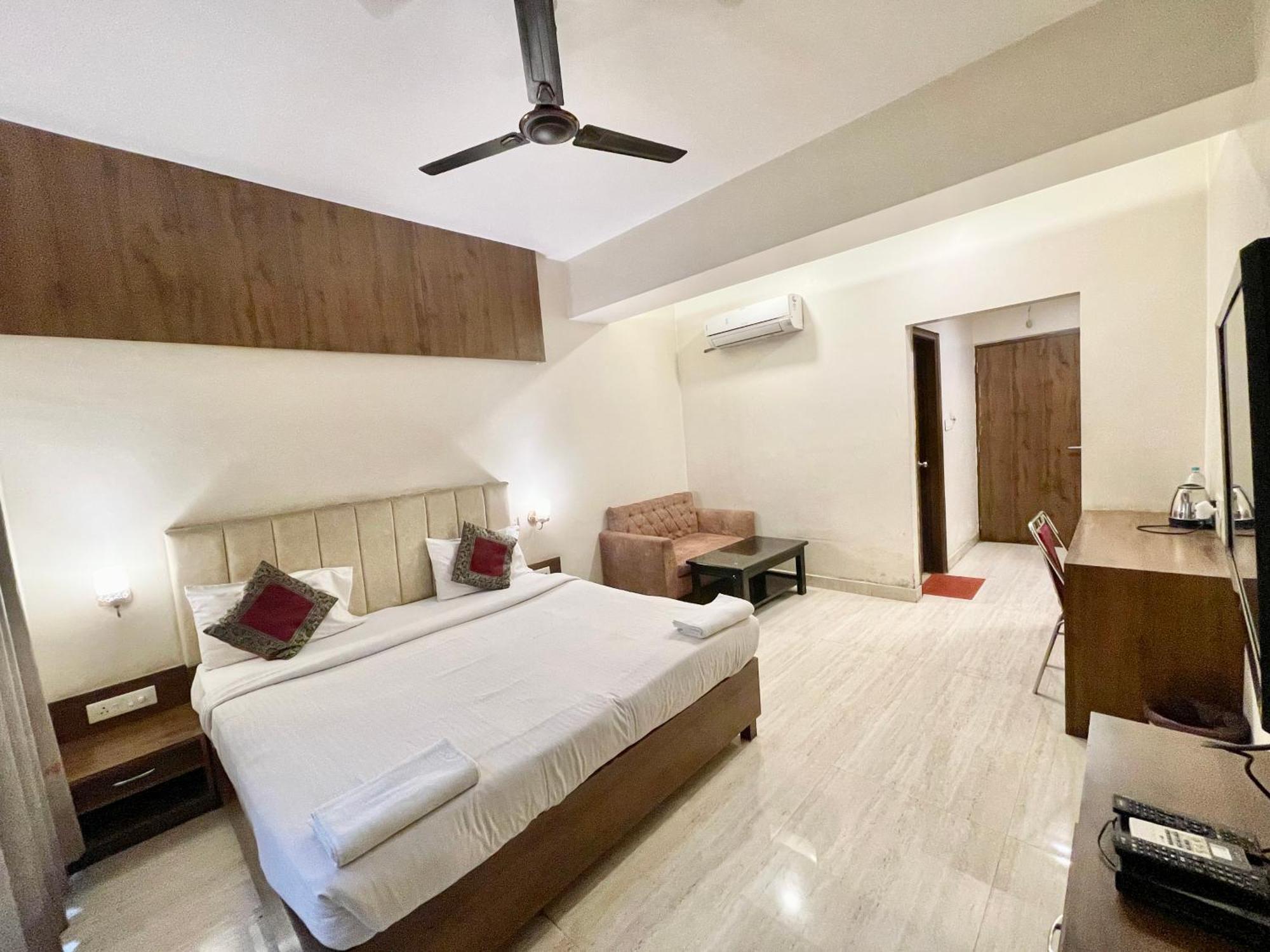 Hotel Rudraksh ! Varanasi !Fully-Air-Conditioned Hotel At Prime Location With Parking Availability, Near Kashi Vishwanath Temple, And Ganga Ghat 2 ภายนอก รูปภาพ