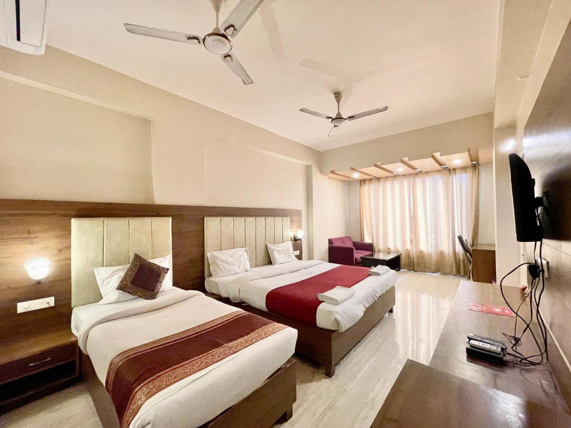 Hotel Rudraksh ! Varanasi !Fully-Air-Conditioned Hotel At Prime Location With Parking Availability, Near Kashi Vishwanath Temple, And Ganga Ghat 2 ภายนอก รูปภาพ