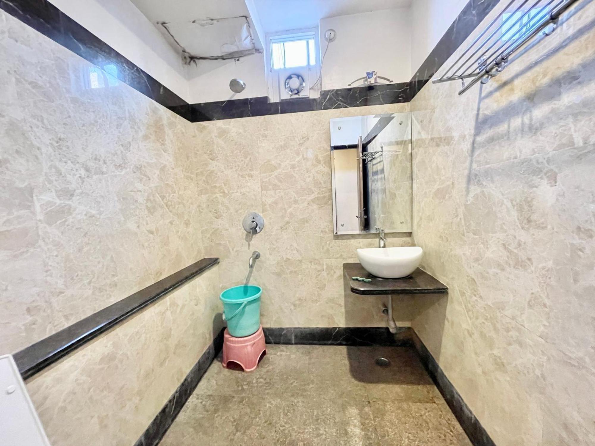 Hotel Rudraksh ! Varanasi !Fully-Air-Conditioned Hotel At Prime Location With Parking Availability, Near Kashi Vishwanath Temple, And Ganga Ghat 2 ภายนอก รูปภาพ