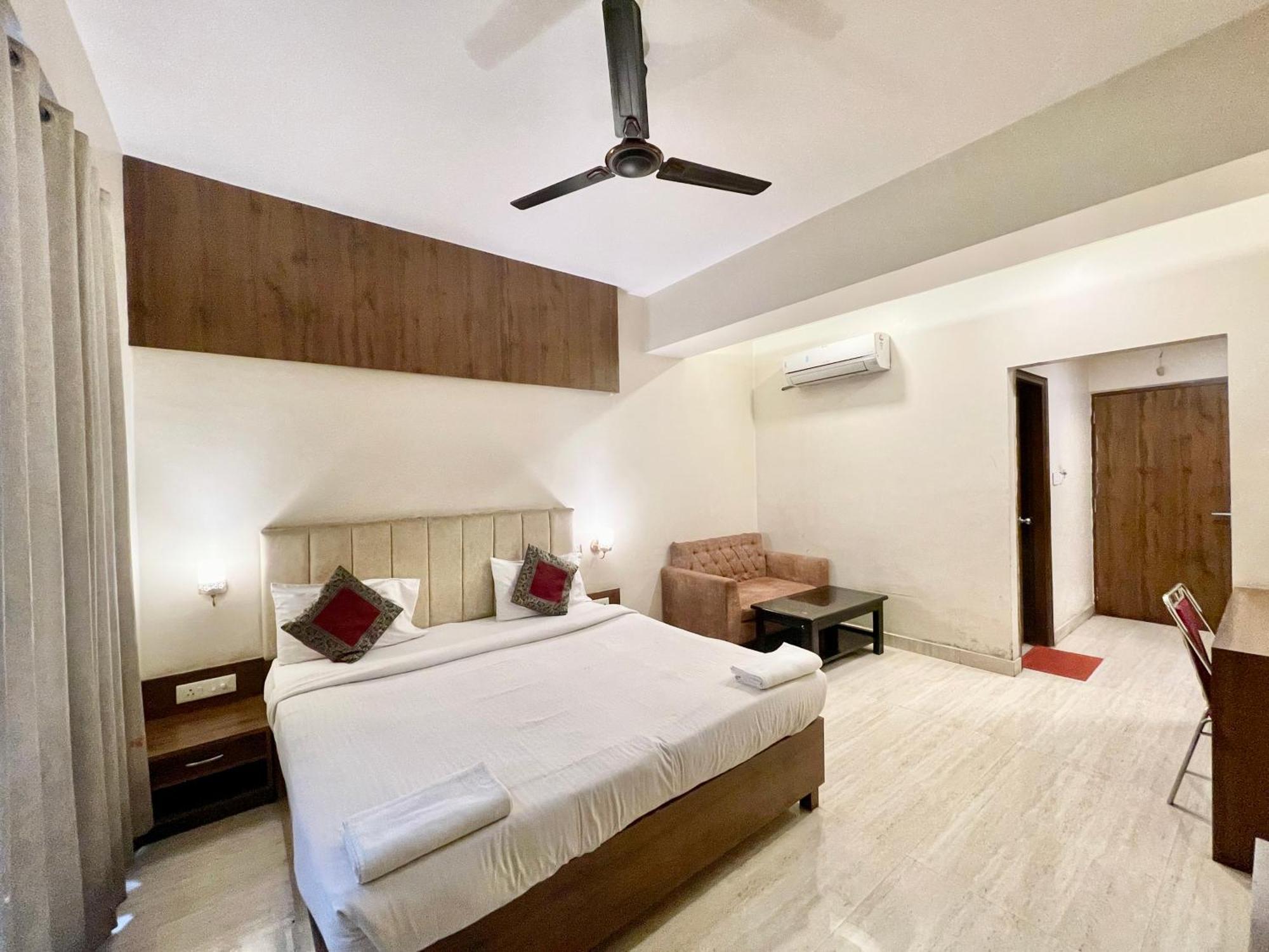 Hotel Rudraksh ! Varanasi !Fully-Air-Conditioned Hotel At Prime Location With Parking Availability, Near Kashi Vishwanath Temple, And Ganga Ghat 2 ภายนอก รูปภาพ