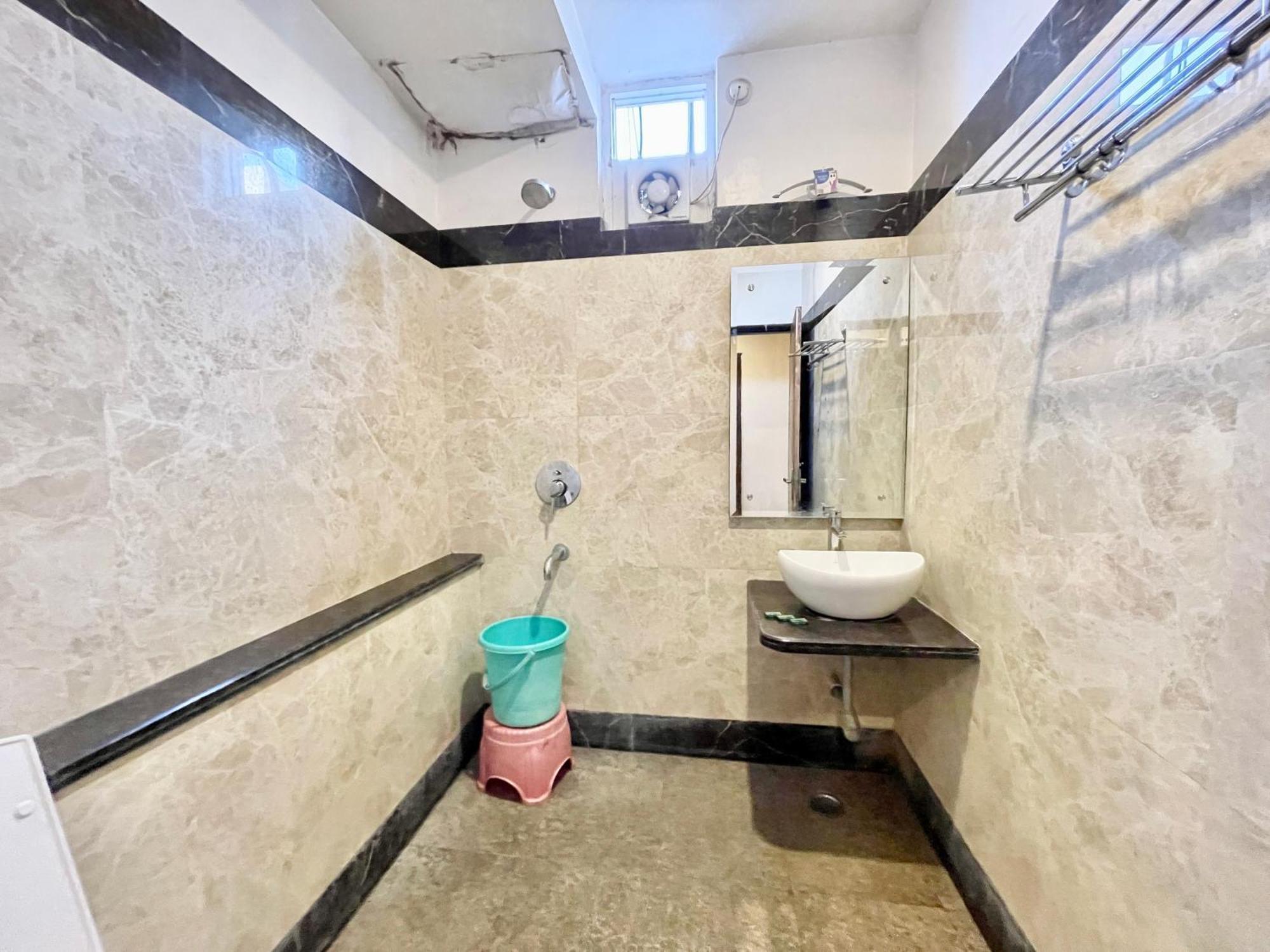 Hotel Rudraksh ! Varanasi !Fully-Air-Conditioned Hotel At Prime Location With Parking Availability, Near Kashi Vishwanath Temple, And Ganga Ghat 2 ภายนอก รูปภาพ