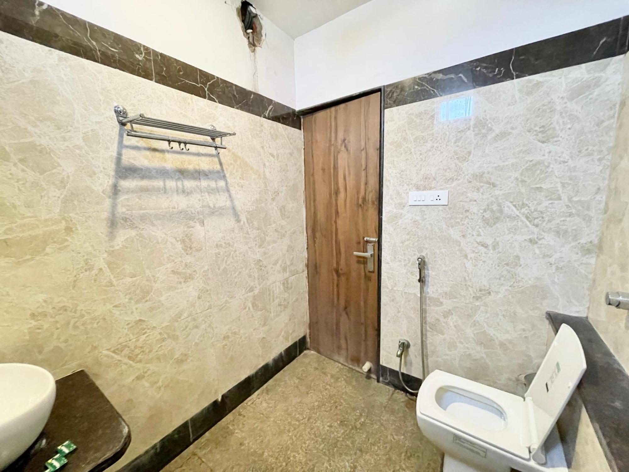 Hotel Rudraksh ! Varanasi !Fully-Air-Conditioned Hotel At Prime Location With Parking Availability, Near Kashi Vishwanath Temple, And Ganga Ghat 2 ภายนอก รูปภาพ