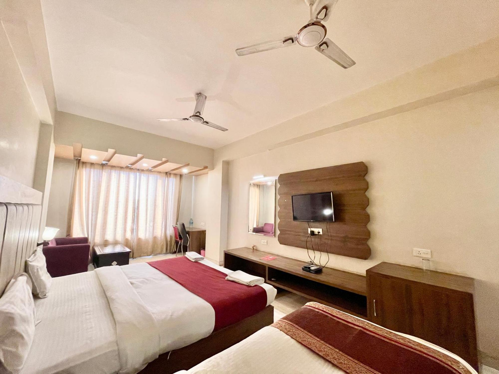 Hotel Rudraksh ! Varanasi !Fully-Air-Conditioned Hotel At Prime Location With Parking Availability, Near Kashi Vishwanath Temple, And Ganga Ghat 2 ภายนอก รูปภาพ