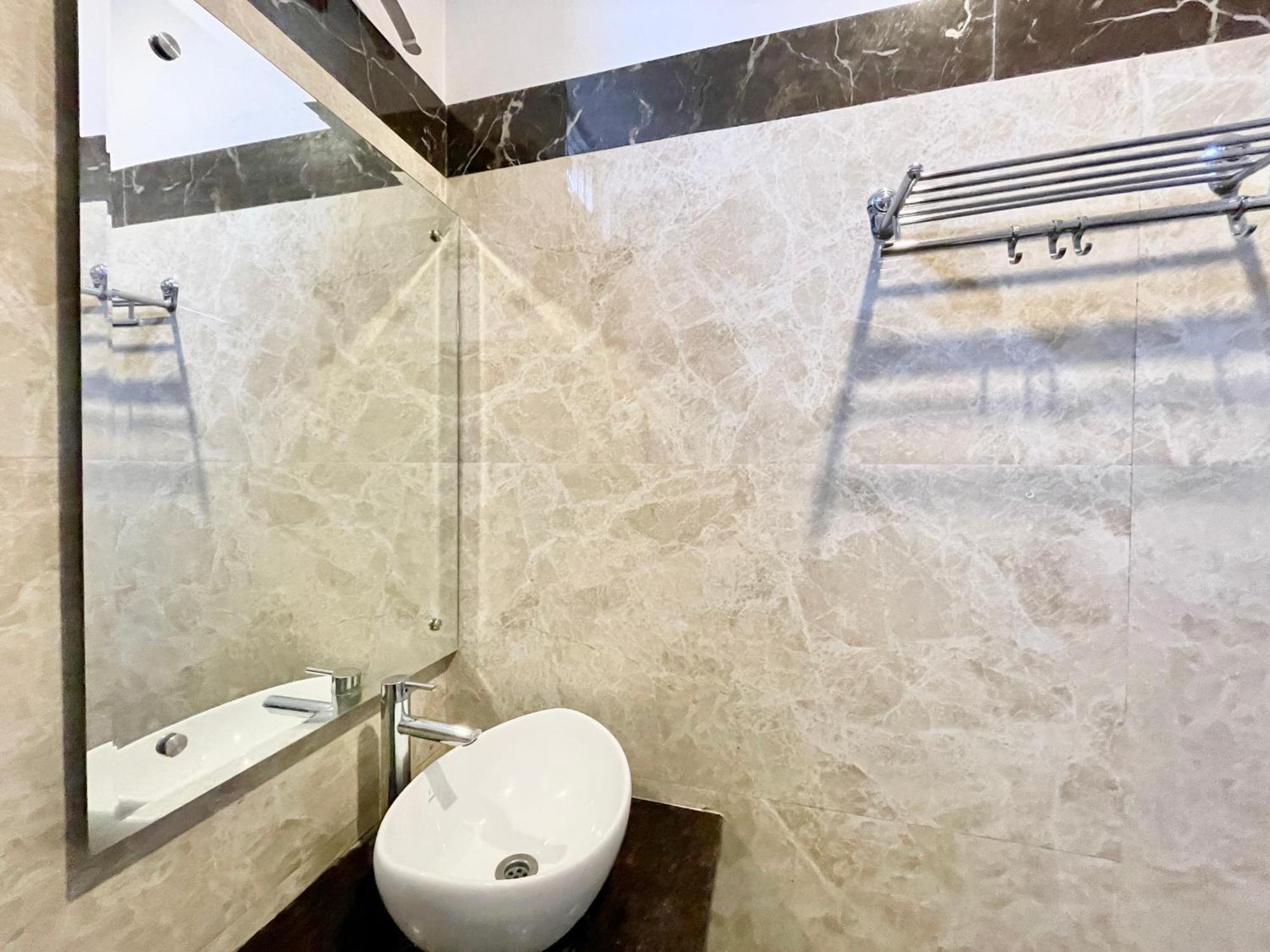 Hotel Rudraksh ! Varanasi !Fully-Air-Conditioned Hotel At Prime Location With Parking Availability, Near Kashi Vishwanath Temple, And Ganga Ghat 2 ภายนอก รูปภาพ
