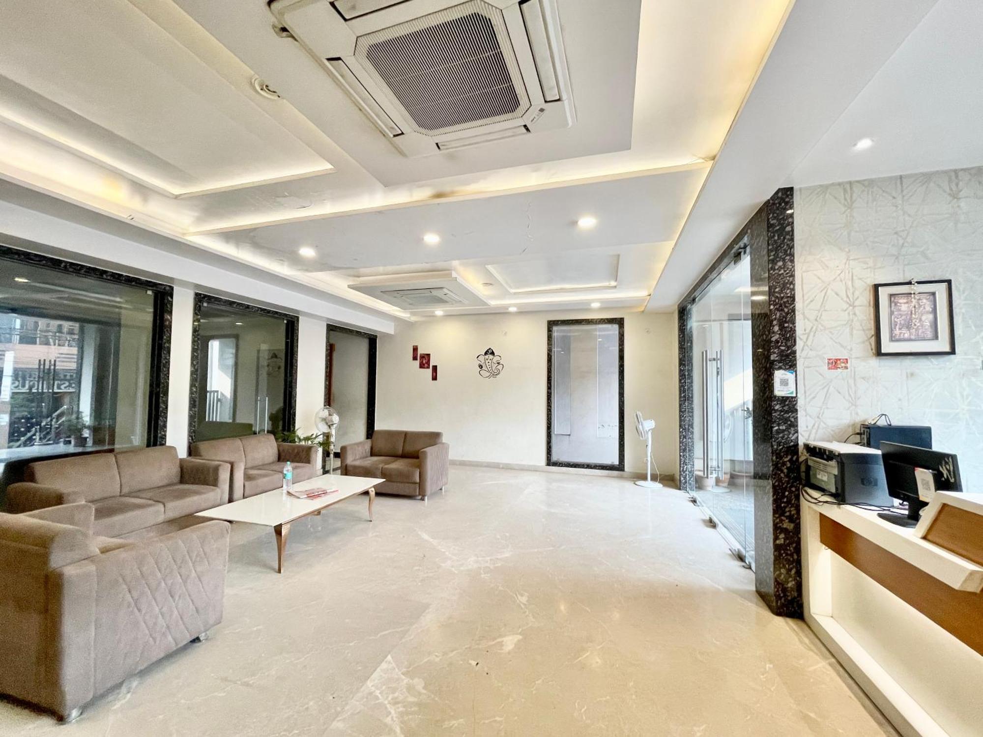 Hotel Rudraksh ! Varanasi !Fully-Air-Conditioned Hotel At Prime Location With Parking Availability, Near Kashi Vishwanath Temple, And Ganga Ghat 2 ภายนอก รูปภาพ