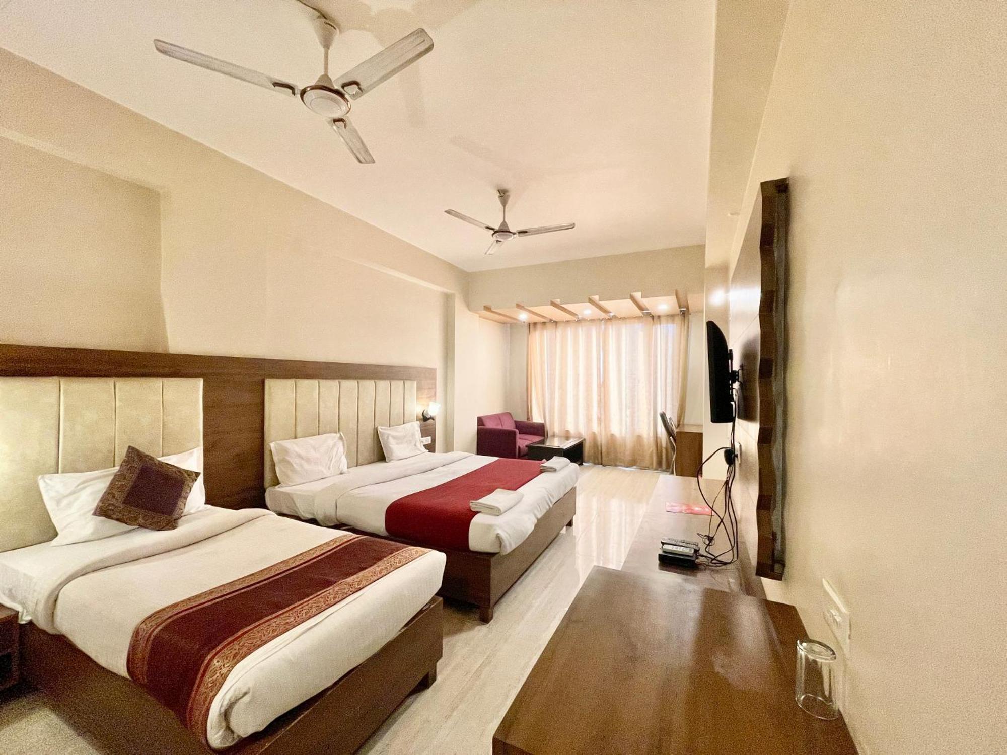 Hotel Rudraksh ! Varanasi !Fully-Air-Conditioned Hotel At Prime Location With Parking Availability, Near Kashi Vishwanath Temple, And Ganga Ghat 2 ภายนอก รูปภาพ